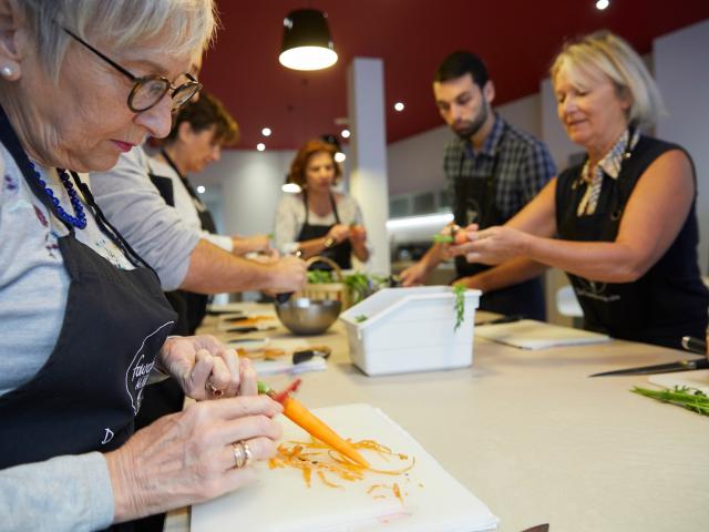 Atelier Cuisine Fourchette Académie - Éplucher les légumes