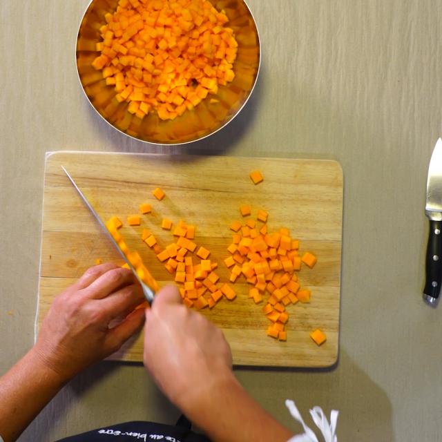 Éplucher et couper le butternut en petits dés