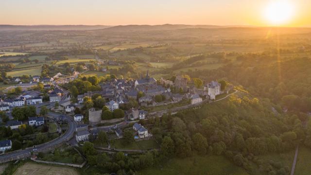 Vue aérienne de Sainte-Suzanne et de la campagne environnante au soleil