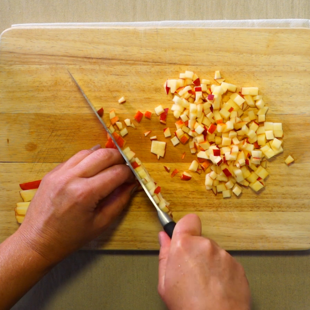 Couper le fenouil et les pommes en petits dés