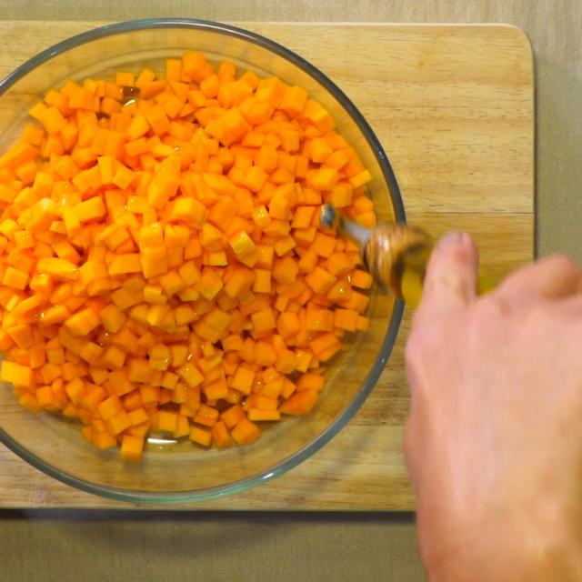 Arroser le butternut d'un filet d'huile d'olive