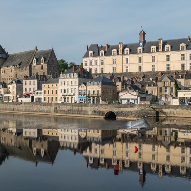 Vue du Vieux château et du château neuf de Laval