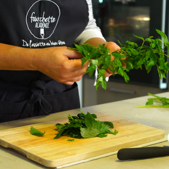 Ciseler finement la menthe et le persil