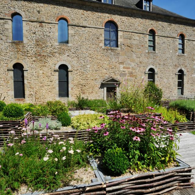 Chateau Musee Mayenne Jardin