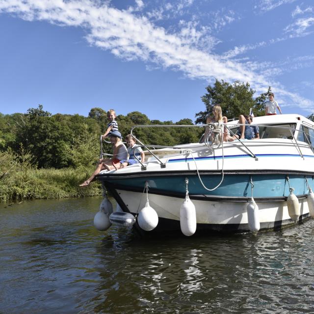 Croisiere en Bateau Habitable sur la rivière la Mayenne