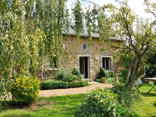 Gite A L Ombre Des Poiriers Saint Denis Du Maine - Jardin