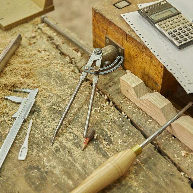 Herve Wales - Ebeniste - Atelier de l'abbaye - compas - equerre