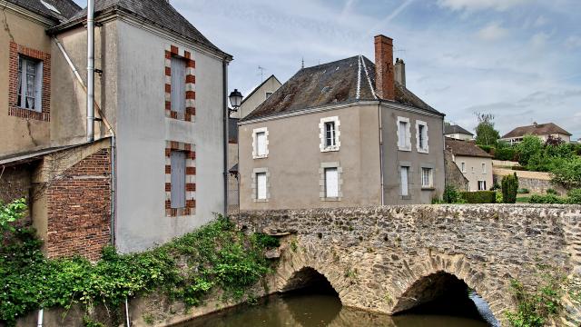 Pont moyenâgeux -Parne Sur Roc