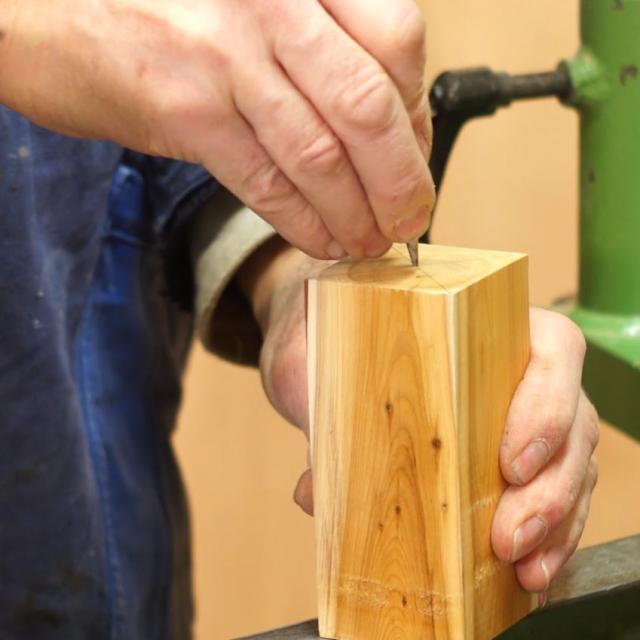 Tuto Fabriquer Un Coquetier Au Tour A Bois Etape 2 Marquer Le Centre