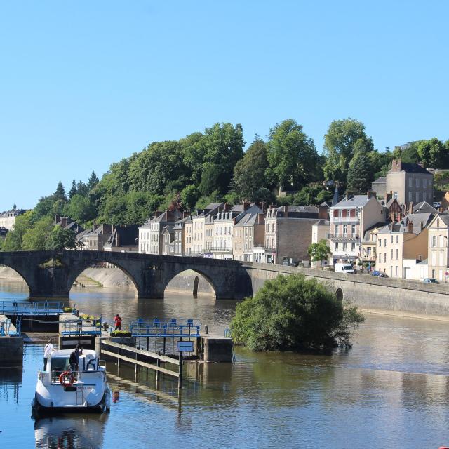 Croisiere sur la Mayenne en bateau habitable à Laval