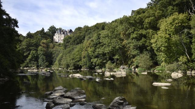 Montgiroux- rivière la Mayenne