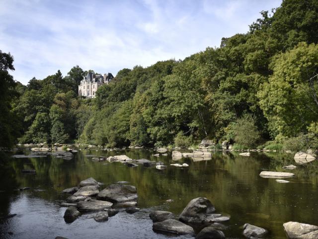 Montgiroux- rivière la Mayenne