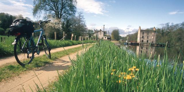 Velo Sur Le Chemin De Halage La Mayenne