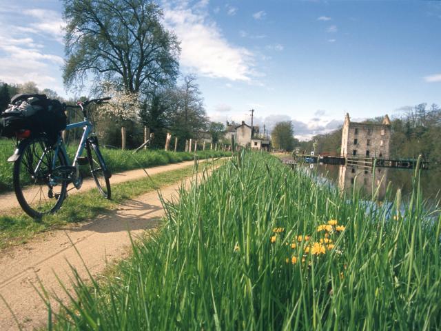 Velo Sur Le Chemin De Halage La Mayenne