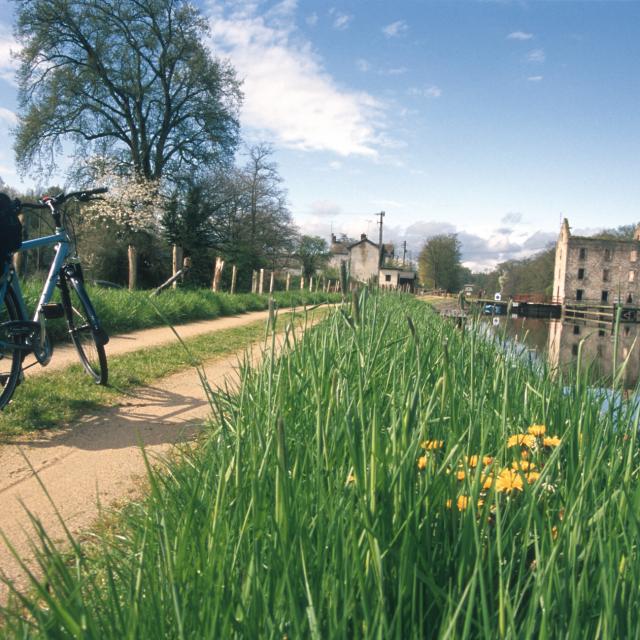 Velo Sur Le Chemin De Halage La Mayenne