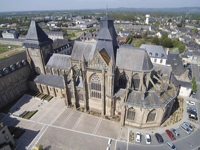 Basilique Evron - vue du ciel