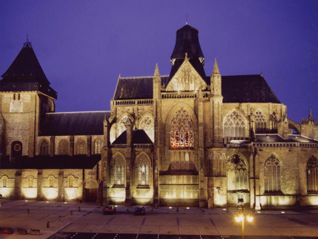 Basilique d'Evron la nuit