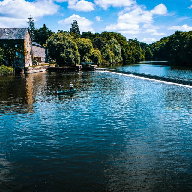 Barque de peche sur la rivière la Mayenne