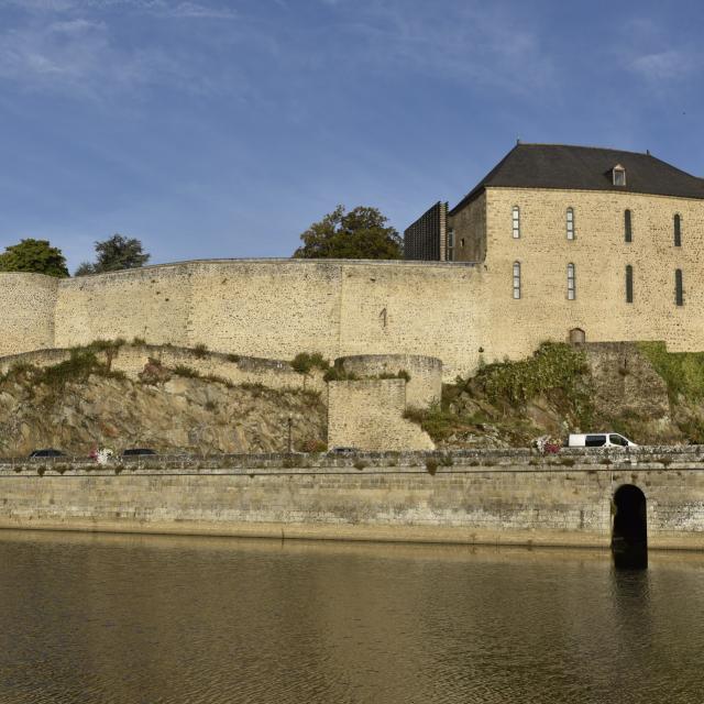 Chateau De Mayenne Mayenne (ville) Cp Pascal Beltrami Mayenne Tourisme 1920px