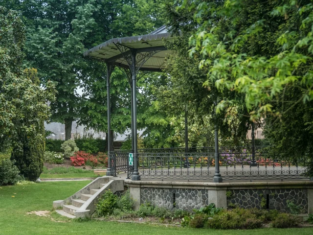 Kiosque Parc Du Chateau De Mayenne Mayenne (ville) Cp Sarah Veysseyre 1920px