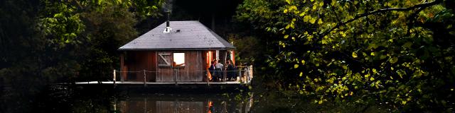 Cabane Sur L Eau Force Cp Pascal Beltrami Mayenne Tourisme L Orbiere Domaine De Loisirs Hebergements Et Receptions 1920px