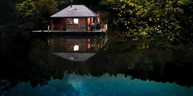 Cabane Sur L Eau Force Cp Pascal Beltrami Mayenne Tourisme L Orbiere Domaine De Loisirs Hebergements Et Receptions 1920px