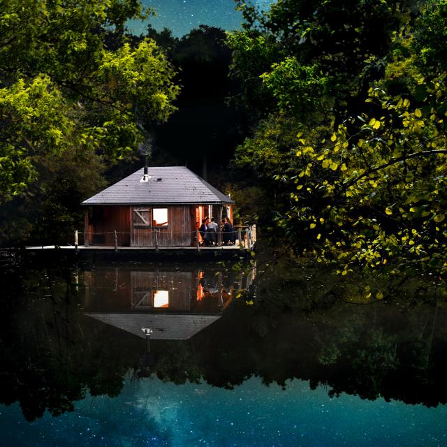 Cabane Sur L Eau Force Cp Pascal Beltrami Mayenne Tourisme L Orbiere Domaine De Loisirs Hebergements Et Receptions 1920px