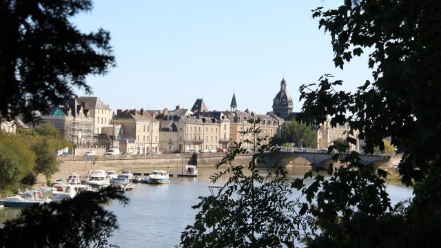 Vue de la rivière la Mayenne avec au fond le port de plaisance et le vieil hôpital Saint-Julien