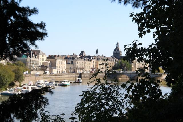 Vue de la rivière la Mayenne avec au fond le port de plaisance et le vieil hôpital Saint-Julien