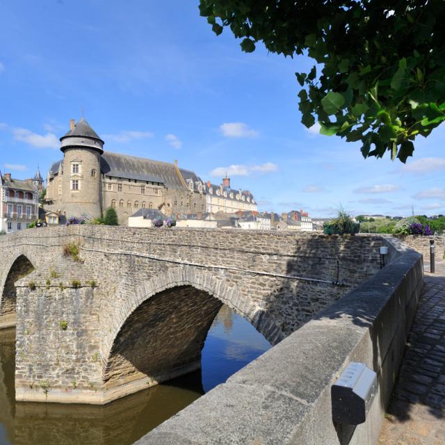 Le Vieux Chateau De Laval La Mayenne (riviere) Laval (ville) Cp Pascal Beltrami Mayenne Tourisme 1920px