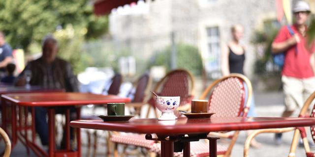 Terrasse Cafe Sainte Suzanne Chammes Cp Pascal Beltrami Mayenne Tourisme 1920px