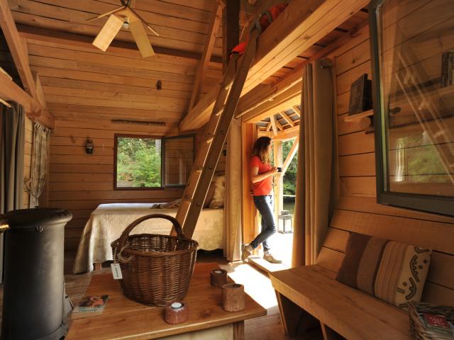 Cabane Sur L Eau Au Bois De Force Force Cp Pascal Beltrami Mayenne Tourisme L Orbiere Domaine De Loisirs Hebergements Et Receptions 1920px