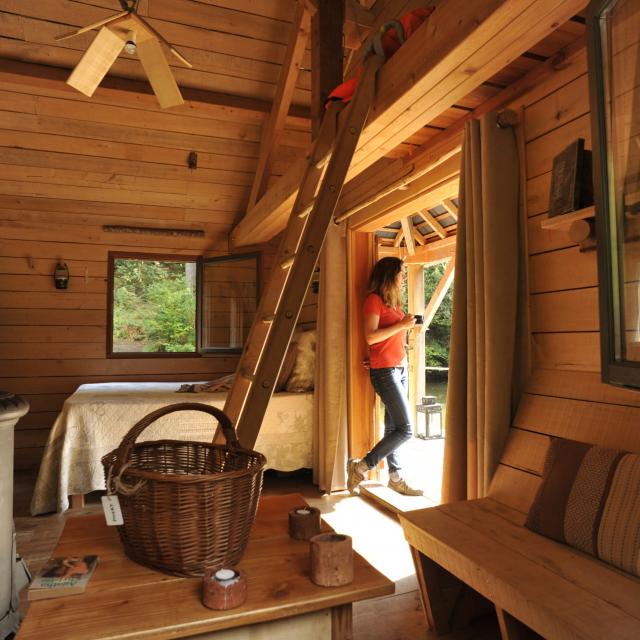 Cabane Sur L Eau Au Bois De Force Force Cp Pascal Beltrami Mayenne Tourisme L Orbiere Domaine De Loisirs Hebergements Et Receptions 1920px