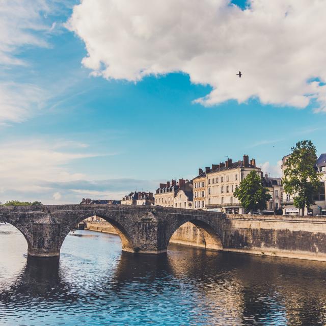 Le Vieux Pont De Laval La Mayenne (riviere) Laval (ville) Cp Jenny Diab Jdroadtrip 1920px