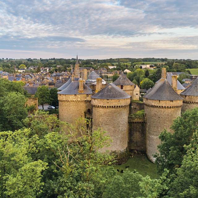 vue aérienne du Château de Lassay. On y voit 4 tours médiévales rondes