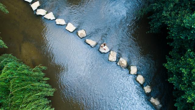 Gr365 Pas Japonais Sur La Riviere L Ernee Andouille Cp Pascal Beltrami Mayenne Tourisme 1920px (2)