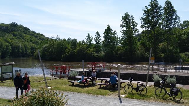 Pique-nique au bord de la rivière