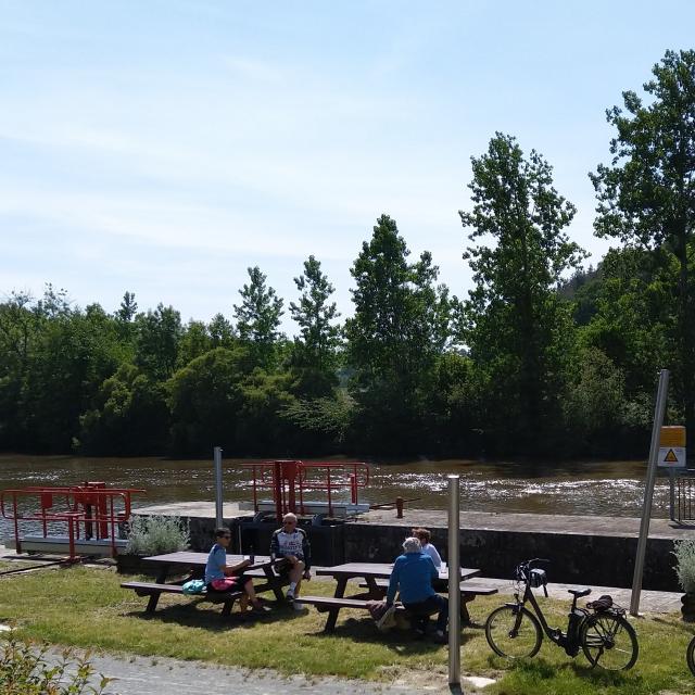 Pique-nique au bord de la rivière