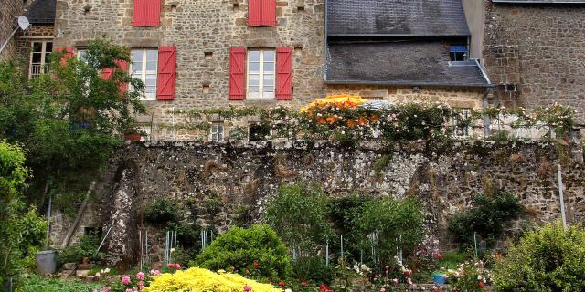 Maison en pierre dans la Petite Cité de Caractère de Lassay-les-Châteaux