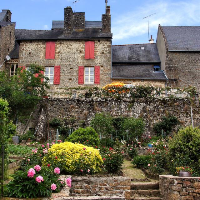 Maison en pierre dans la Petite Cité de Caractère de Lassay-les-Châteaux