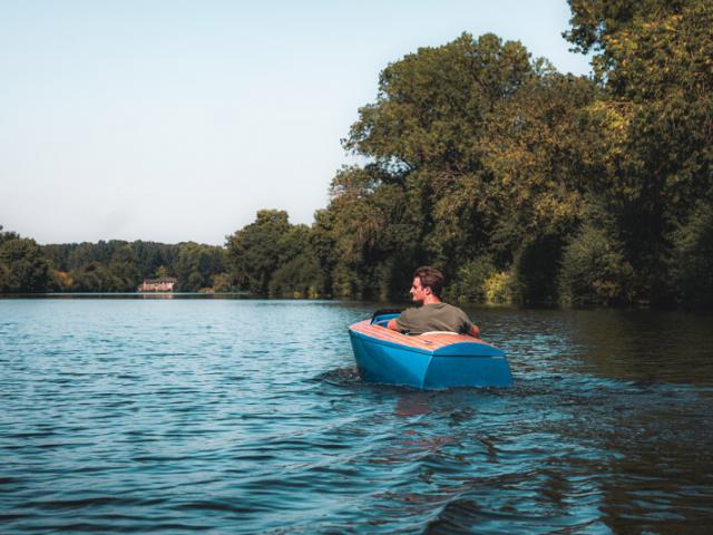 Bateau Miniboat Sur La Mayenne La Mayenne (riviere) Chateau Gontier Cp Lezbroz Teddy Verneuil Mayenne Tourisme 800px