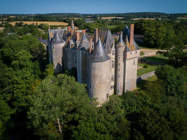 Château De Varennes L'enfant à Epineux Le Seguin©pascal Beltrami