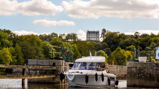 Ecluse De La Benatre La Mayenne (riviere) Origne Cp Emilie D Mayennne Tourisme 1920px