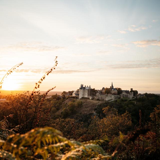 Vue de Sainte-Suzanne au soleil couchant depuis le Tertre Ganne