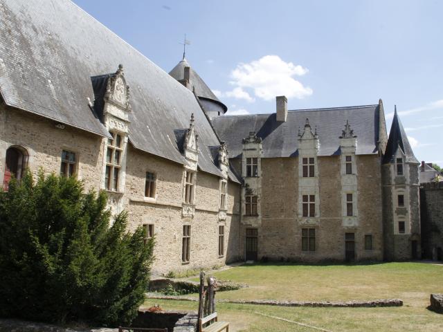 Vieux Château De Laval Manas ©mayenne Tourisme