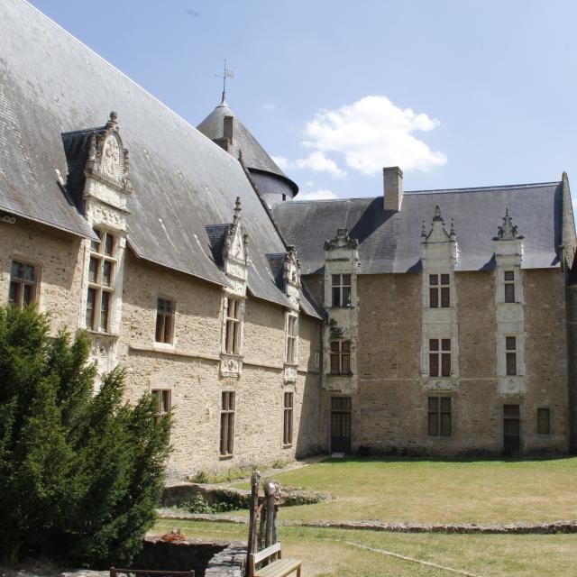 Vieux Château De Laval Manas ©mayenne Tourisme