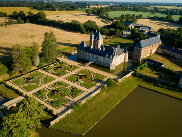 Chateau Des Arcis Meslay Du Maine Cp Pascal Beltrami Mayenne Tourisme 1920px (1)