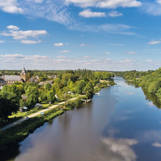 Menil-La_Mayenne_riviere_Menil-CP-Alexandre_Lamoureux_-_Mayenne_Tourisme-1920px2.jpg