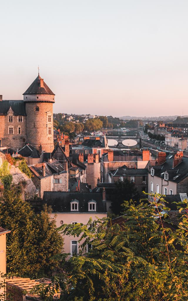 Les toits de Laval et le Vieux Château