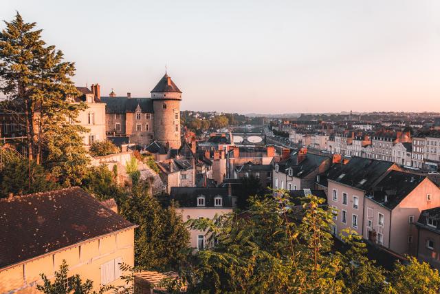 Les toits de Laval et le Vieux Château